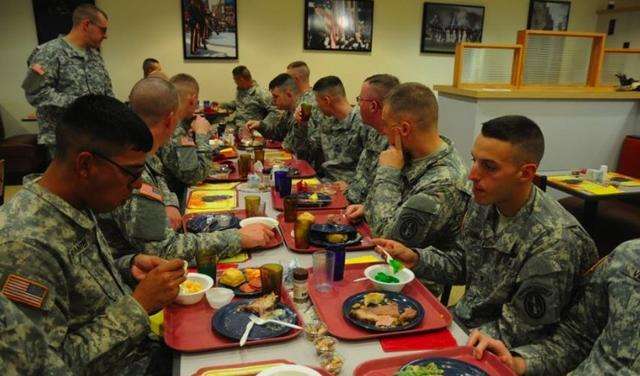 士兵在航母上吃什么?美军晚上可以加餐,印军吃