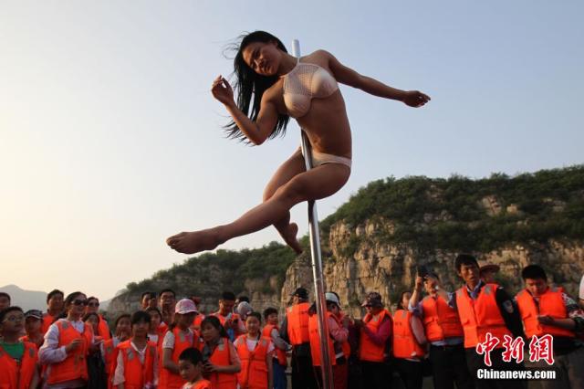 钢管舞<em>女神</em>黄河游轮<em>性感</em>热舞挑战<em>人体</em>旗帜_订