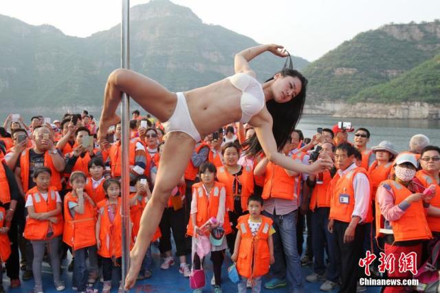 钢管舞<em>女神</em>黄河游轮<em>性感</em>热舞挑战<em>人体</em>旗帜_订