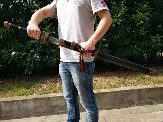 一刀在手,所有的霸气凝聚于一身,气势逼人.你觉得怎么样?