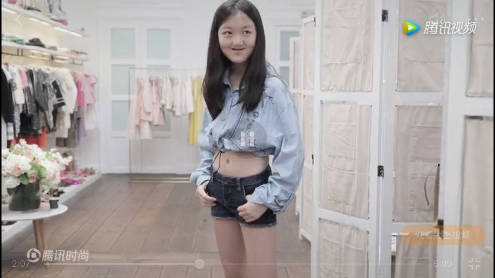 李亚鹏47岁生日，李嫣送惊喜，这个爸爸激动得用手捧着女儿的脸