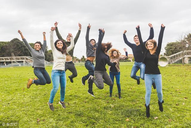 父母年薪多少万才能供孩子出国读大学?网友:我