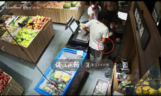 生鲜店男店长性骚扰女店员 员工报警:他摸我胸