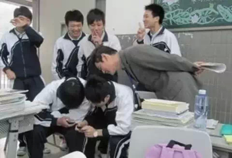 【爆笑口误】我大喊一声:你妈脚踩我bi上了.