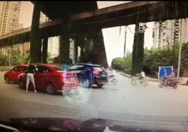 如何理智看待成都男司机打人事件?