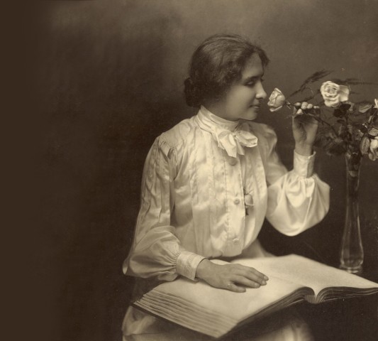 1880年6月27日,美国盲聋学者海伦·凯勒出生