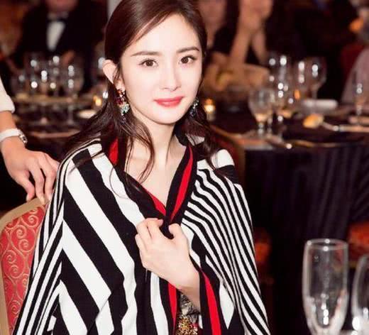 杨幂女儿原来长这个样子,难怪舍不得曝光,绝对