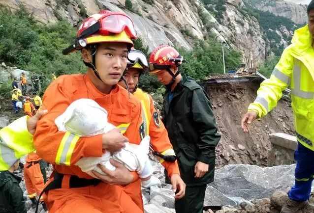 骄傲!暴雨山洪中怀抱婴儿的这位密云消防员火了!