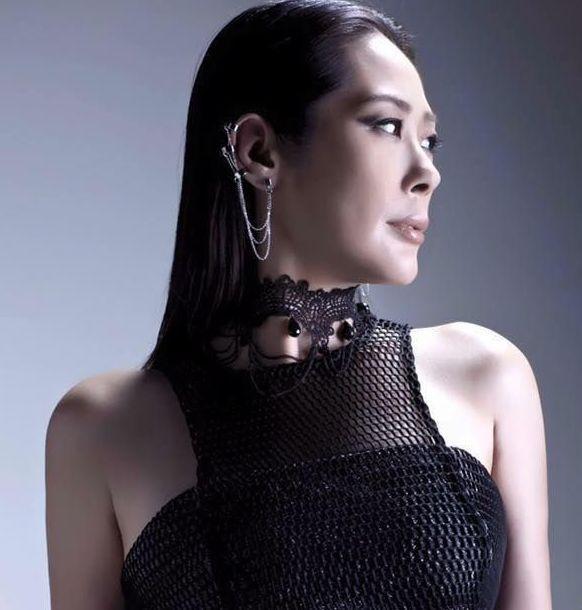 女明星"养小鬼"算什么?这个香港女歌手,竟连活佛都没有放过!