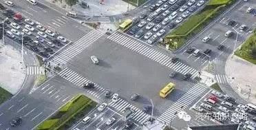 等红灯,停车压线经常有!到底算闯红灯吗?