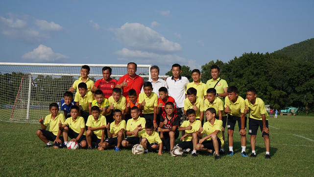 中国足球名宿容志行向喀什少年队传授踢球理念