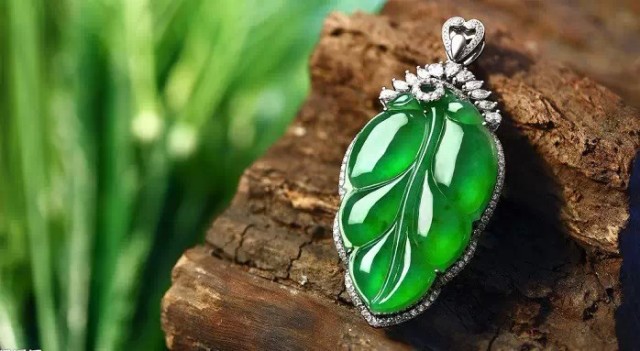 穷人买黄金 富人藏翡翠