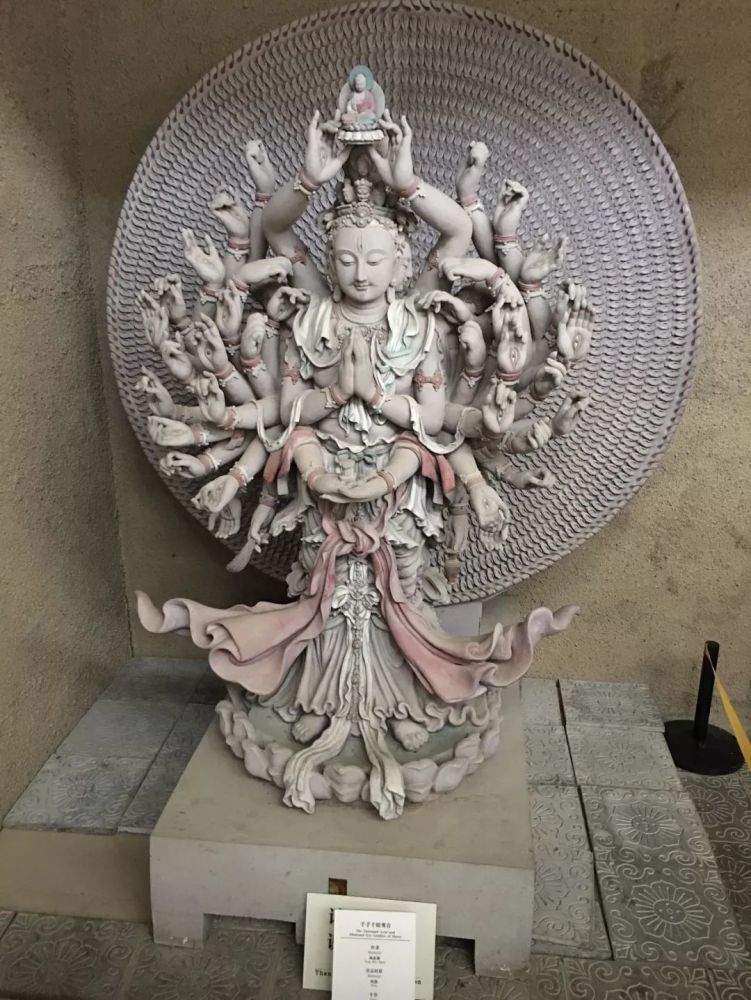 树脂制作的千手观音塑像被放在了莫高窟(元代)第3窟复制石窟的门口
