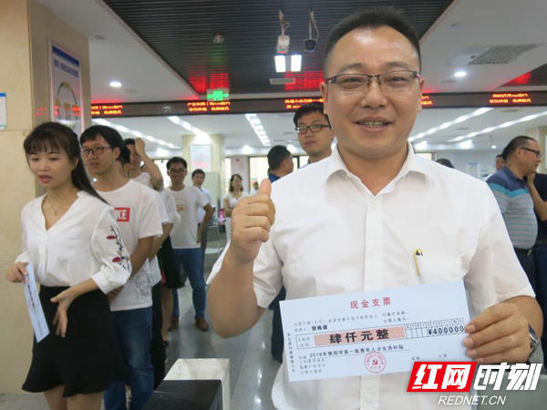 衡阳市人才服务窗口开通 首批青年人才喜领生
