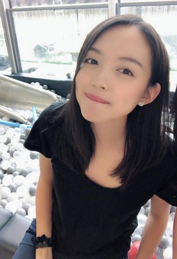 她是中国首位世姐，被称合影杀手，今升级妈妈依旧美成元气少女