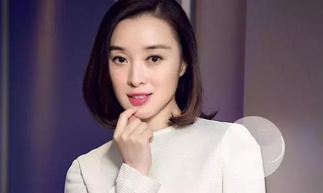 出身书香世家的她曾与陈建斌相恋，如今42岁活成让人羡慕的样子