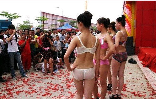 深圳内衣秀现场不堪入目\/图