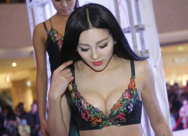 深圳内衣秀现场不堪入目\/图