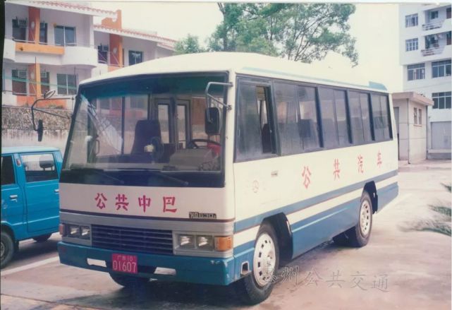90年建设中的惠州大道上下班不可缺少的公共交通工具那时候公交渐渐