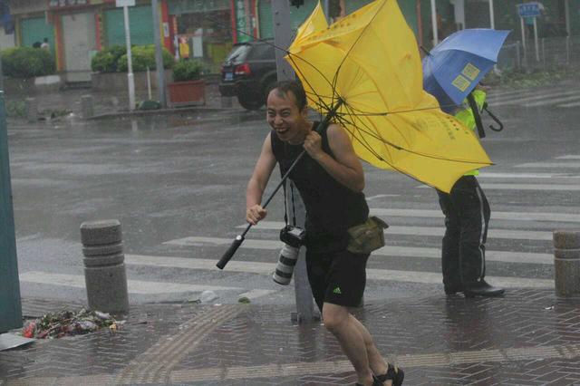 深圳一记者台风天里想拍个照 结果自己照片先火了