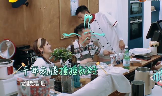 赵薇坐在垃圾桶上和苏有朋闲聊,真实又随性,白