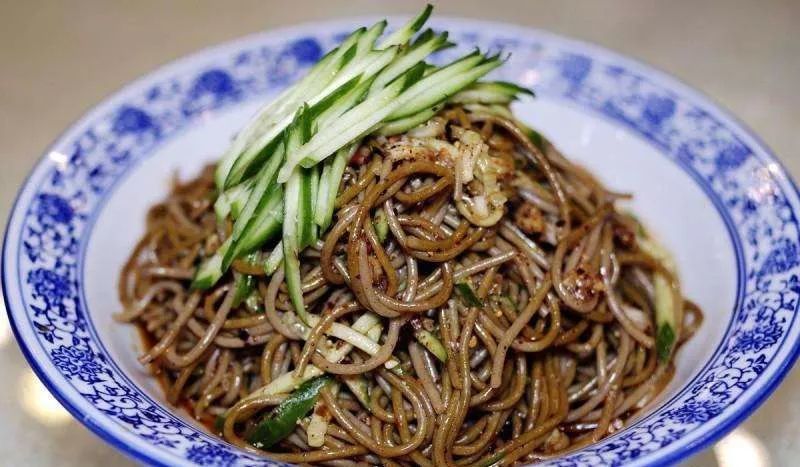 饸饹,古称"河漏,因多用荞麦面制成,比较固定的叫法是荞面饸饹.