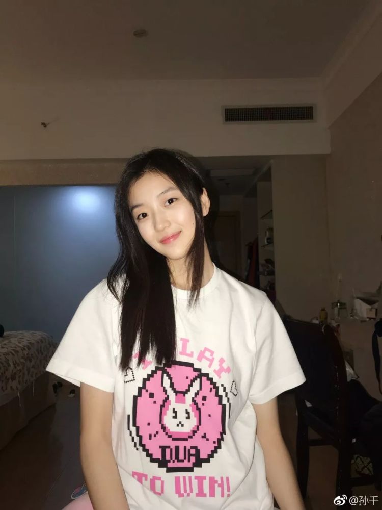 一个现实小师妹、一个戏内未婚妻,相貌平平的