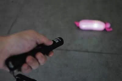 提醒 | 激光笔1秒射穿气球 玩具手雷5秒爆炸 孩