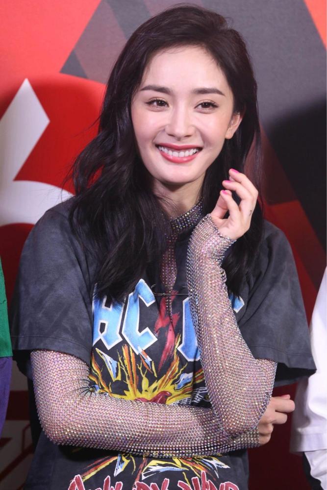 她是桃色女王，用风情万种拖垮两位亿万富豪，今55岁美丽依旧