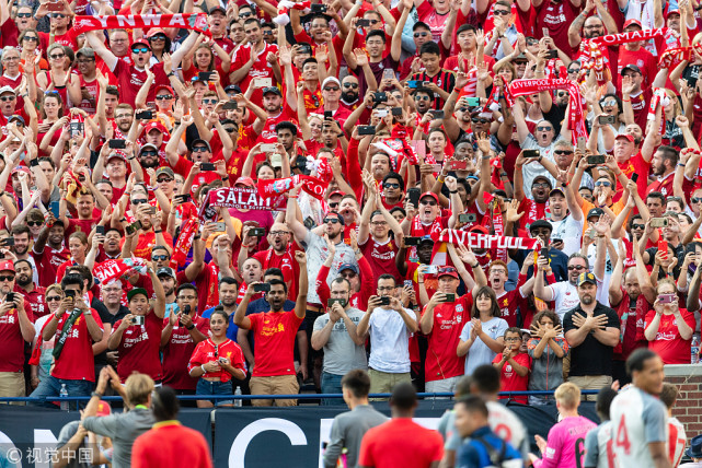 美国球迷太热情!双红会现场观众超10万人 够坐