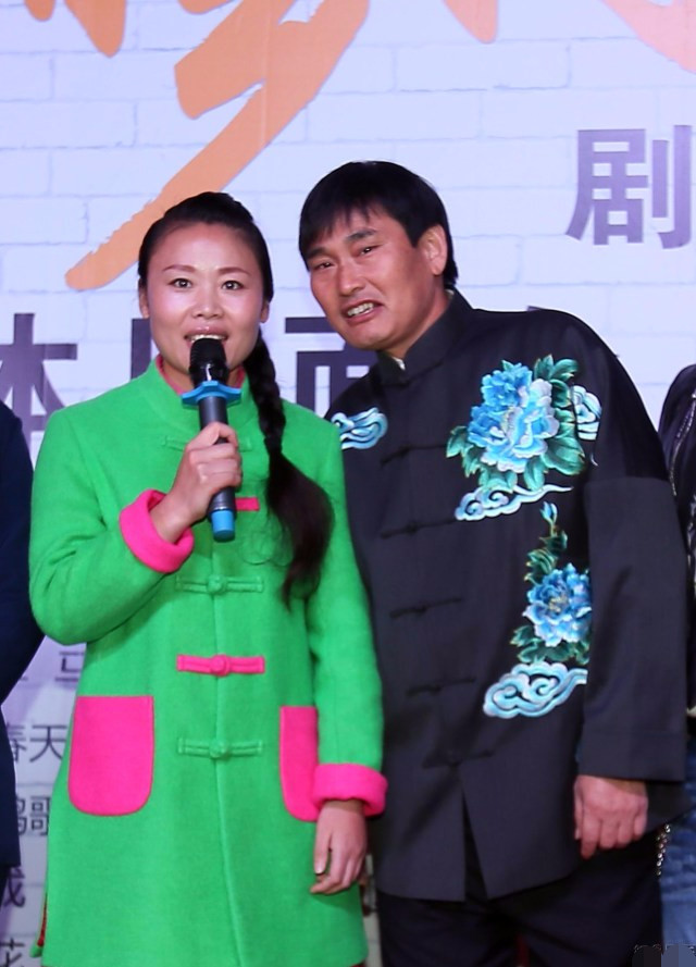 辟谣！网传大衣哥草帽姐合体演出，两人关系不一般？