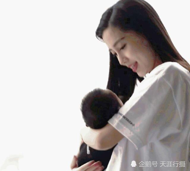 Baby教小海绵走路照曝光,两人穿亲子装画面太