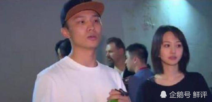 郑爽被曝突然现身医院，走路低头含胸面无表情