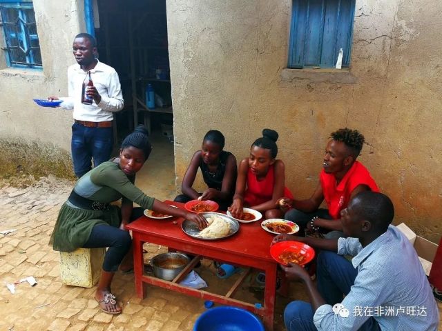 非洲卢旺达,中国人的乡村生活:吃着辣条唱着歌,还有黑珍珠!