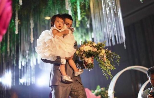 张成龙与老婆补办婚礼 黄玉斌陈一冰均到场祝