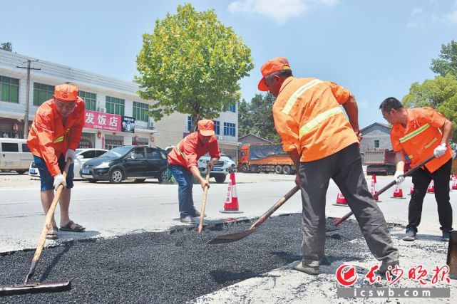 炎炎夏日 长沙道路养护工在170℃沥青油料旁作业