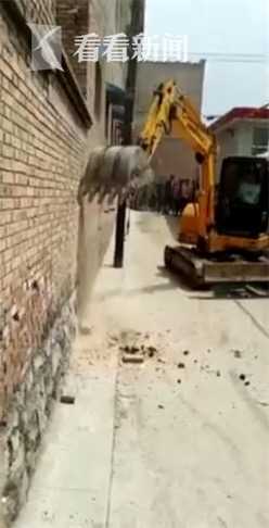 悲剧!孩子手机掉茅坑 父亲叔叔帮捞手机相继身亡