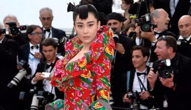 戛纳红毯的正确打开方式 拒绝东北花被单