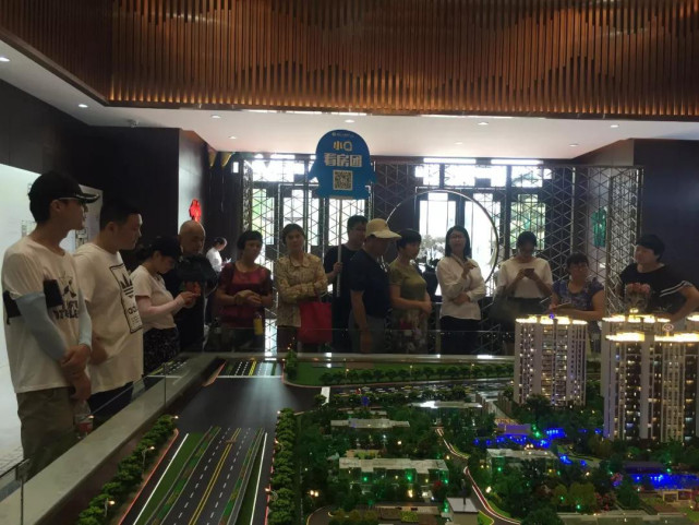 购房热情激战36℃高温 小Q看房团火热出击