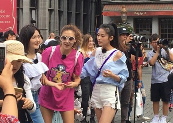 谢娜应采儿颖儿国外同框,辣妈们的旅行!娜姐爱