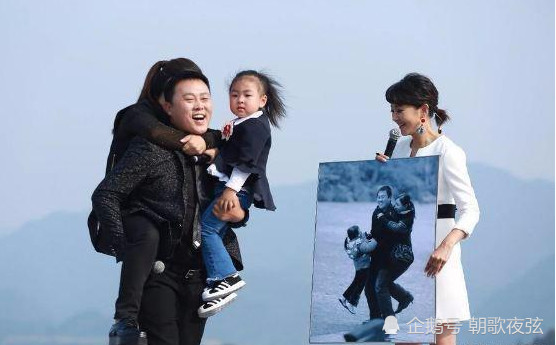 星光大道成名的草根歌手，如今假农民成功住豪宅，真农民还是农民