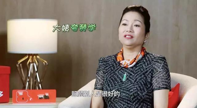 因父母离异缺失父爱的陈学冬，在《一年级》中照顾小朋友展现父爱