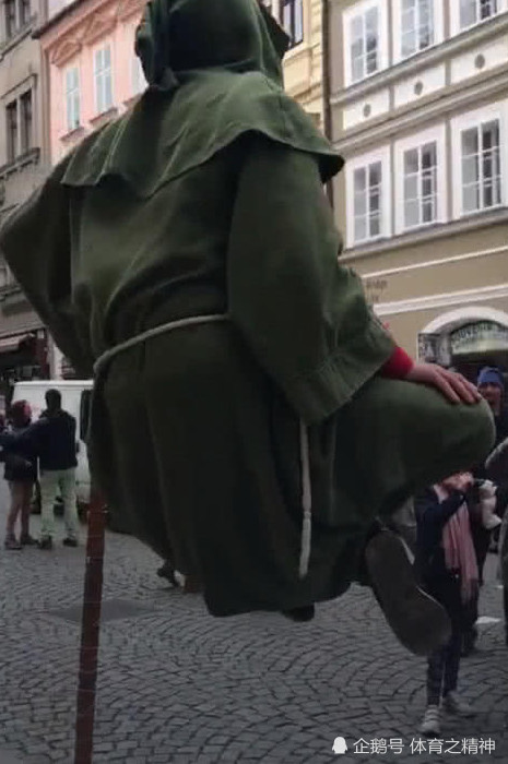 抖音一柱擎天的老外火了,网友:靠着竹竿就能