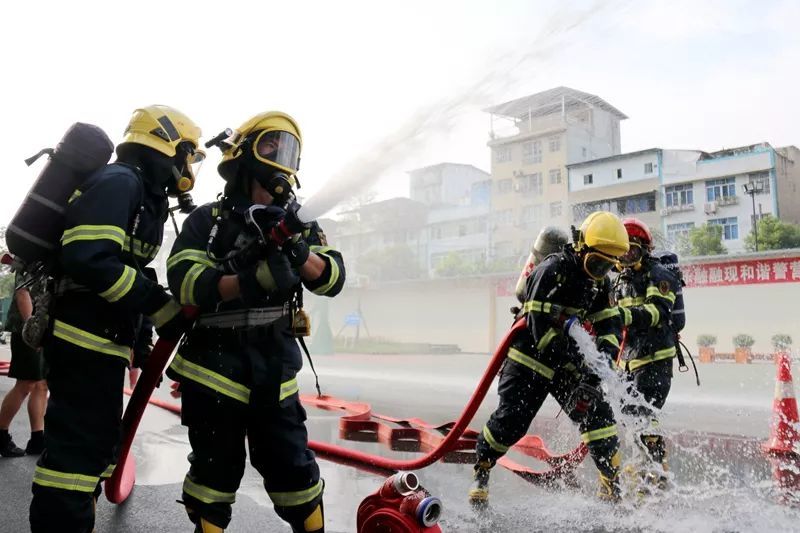 炎炎夏日,绵阳消防员负重百斤坚持训练!