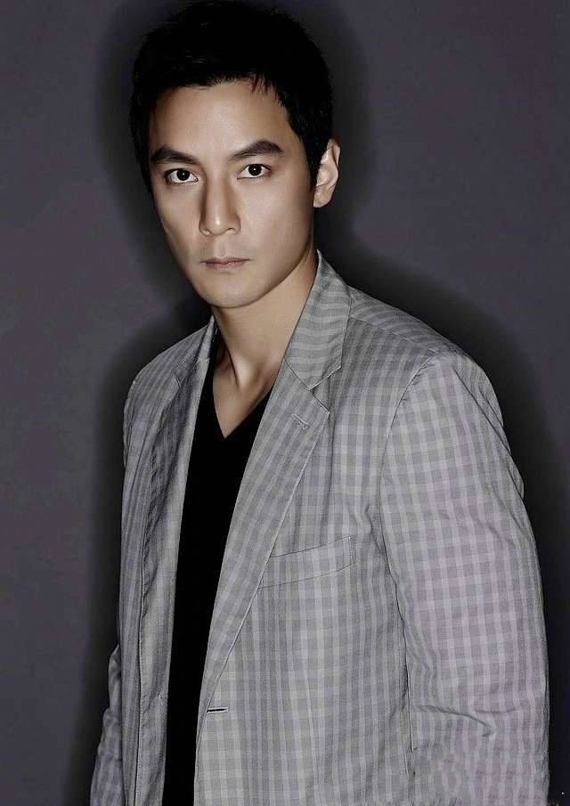 吴彦祖难得晒五岁女儿近照，小公主坐车上看杂志，有模有样