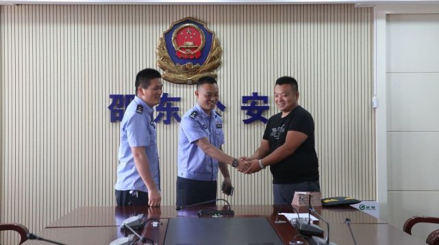 邵阳:男子买二手车被骗12万元 嫌犯取钱时被抓