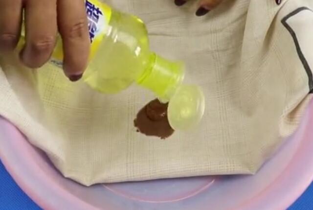 床单血渍难清洗?只要撒上它搓一搓,不管新老血