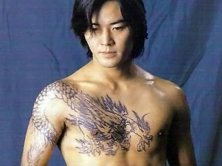 娱乐圈中4大明星纹身:刘德华的双鹰,郑伊健的过肩龙,比不上他的!