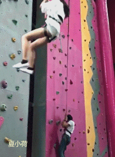 搞笑GIF趣图：池塘边上自拍需谨慎，一不小心掉进泥塘变泥鳅！