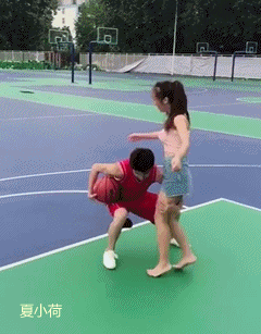 搞笑GIF趣图：池塘边上自拍需谨慎，一不小心掉进泥塘变泥鳅！